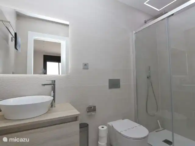 Casa familiar con piscina privada en España, Murcia, San Pedro del Pinatar - casa vacacional Cuarto de baño con ducha a ras de suelo