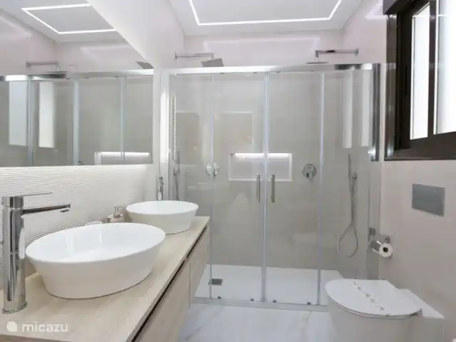 Casa familiar con piscina privada en España, Murcia, San Pedro del Pinatar - casa vacacional Cuarto de baño con ducha a ras de suelo