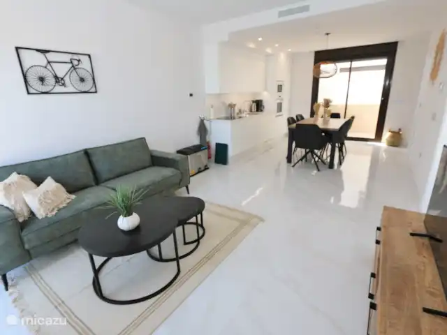 Casa familiar con piscina privada en España, Murcia, San Pedro del Pinatar - casa vacacional Sala de estar, mesa de comedor y cocina