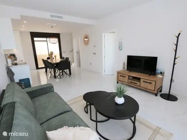 Casa familiar con piscina privada en España, Murcia, San Pedro del Pinatar - casa vacacional Sala de estar, mesa de comedor y cocina