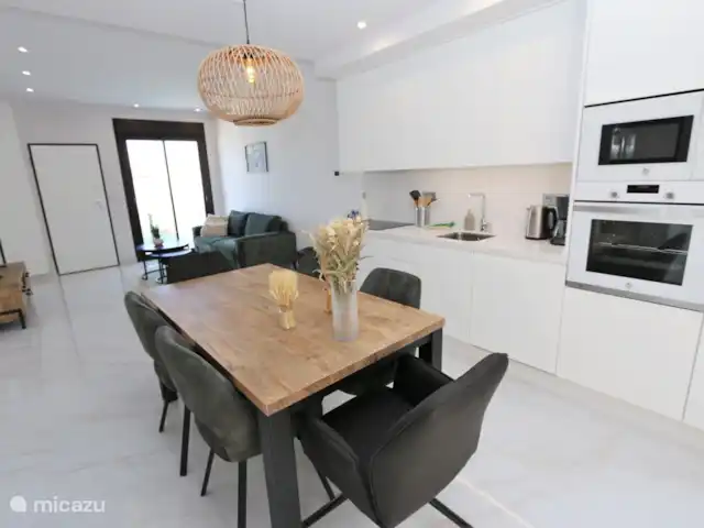 Casa familiar con piscina privada en España, Murcia, San Pedro del Pinatar - casa vacacional Mesa de comedor y cocina