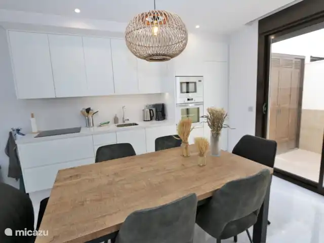 Casa familiar con piscina privada en España, Murcia, San Pedro del Pinatar - casa vacacional Mesa de comedor y cocina