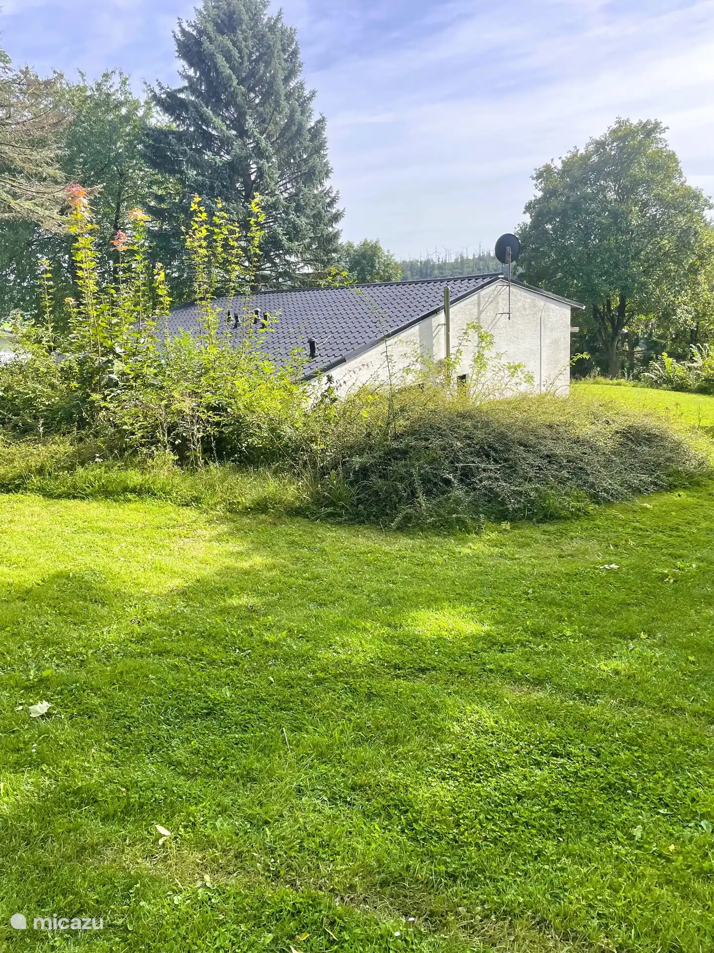 Die Almhütte liegt an einem sonnigen Berghang mit Blick auf das Husental. 