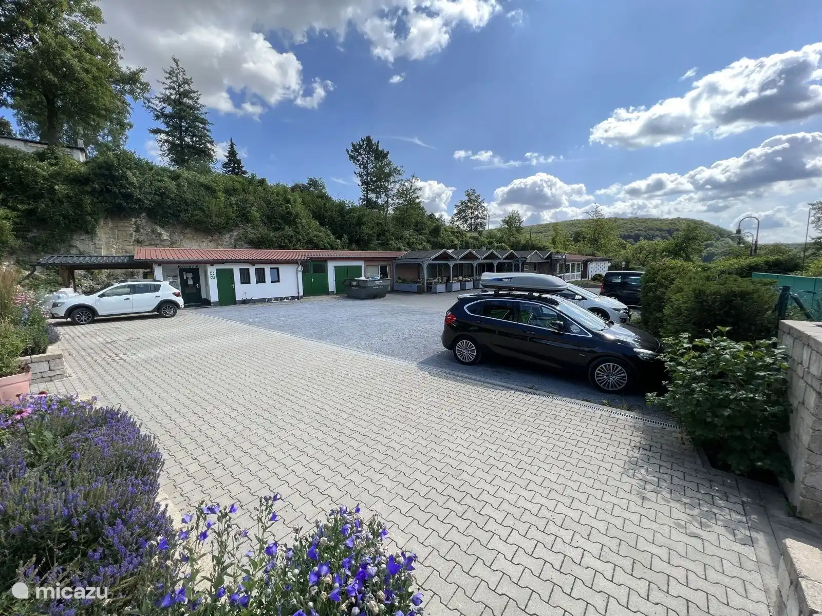 Parkplatz und Restaurant