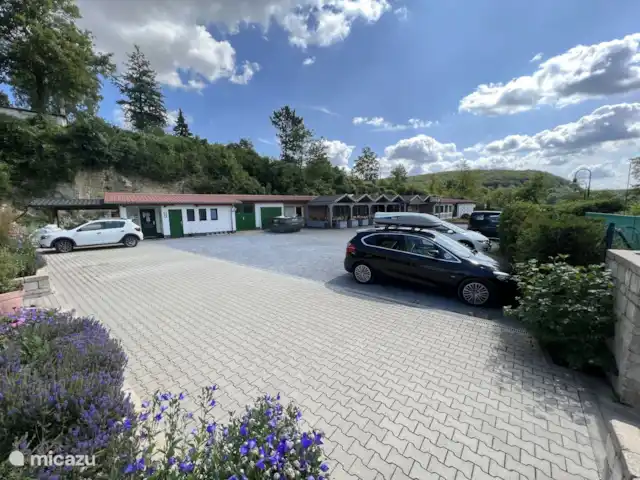 Huisje Alm huren in Duitsland, Sauerland, Husen - Lichtenau - bungalow Parkeerplaats en het restaurant