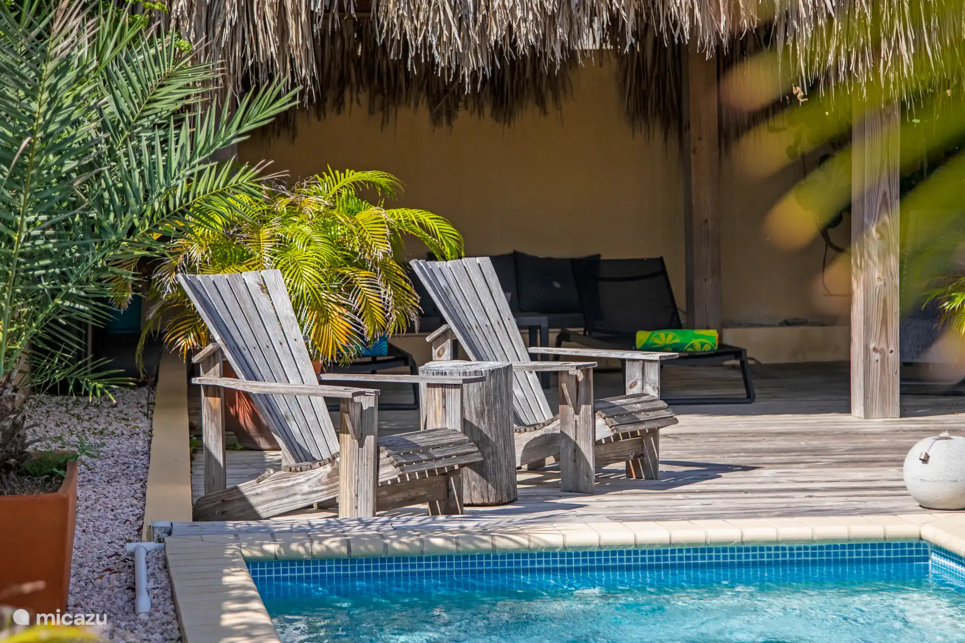 Prive zwembad en zitje