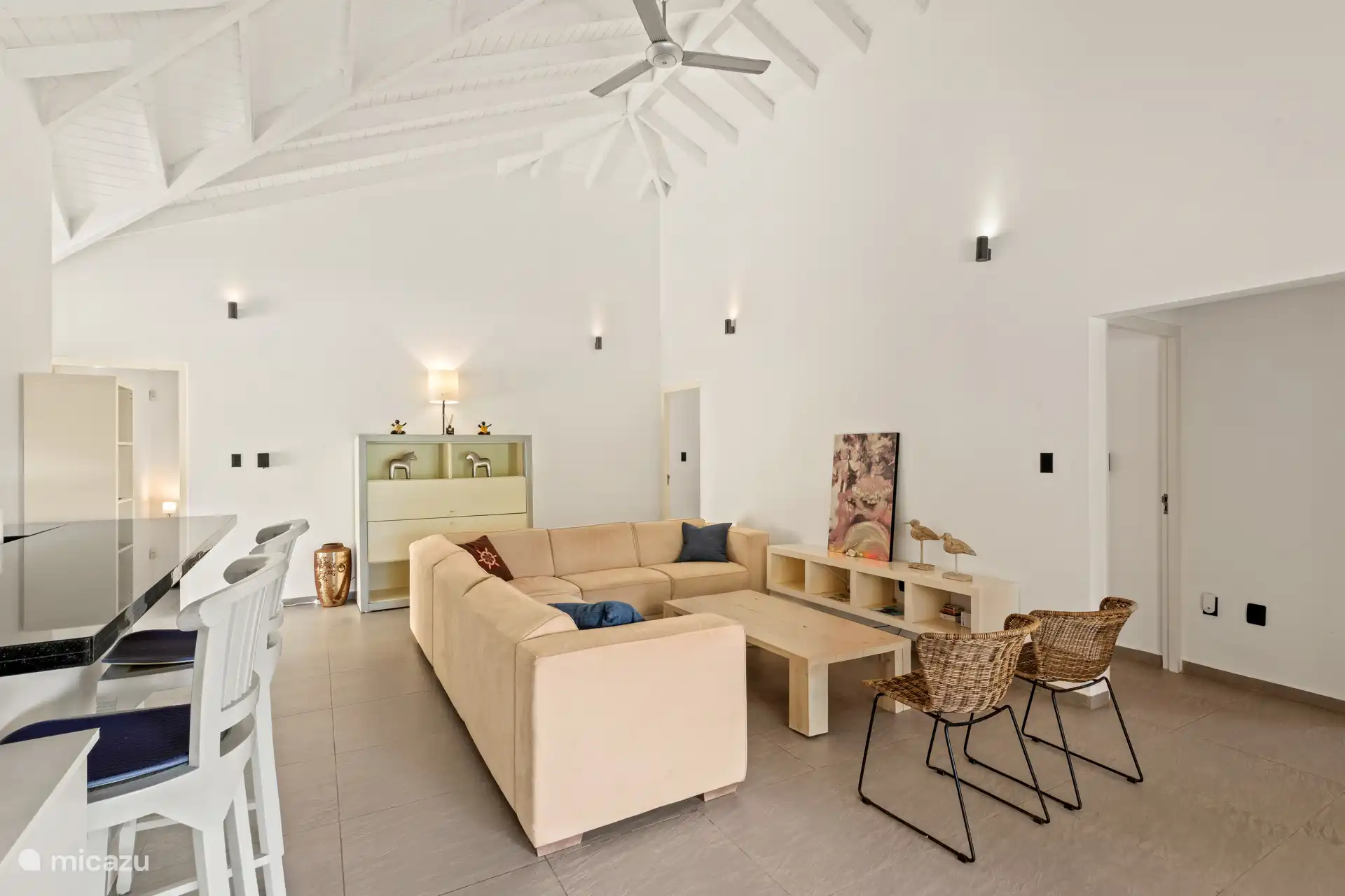 Alle slaapkamers komen uit in de woonkamer