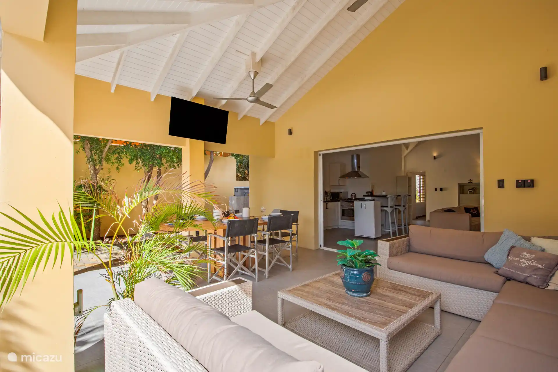 Eettafel en lounge plek