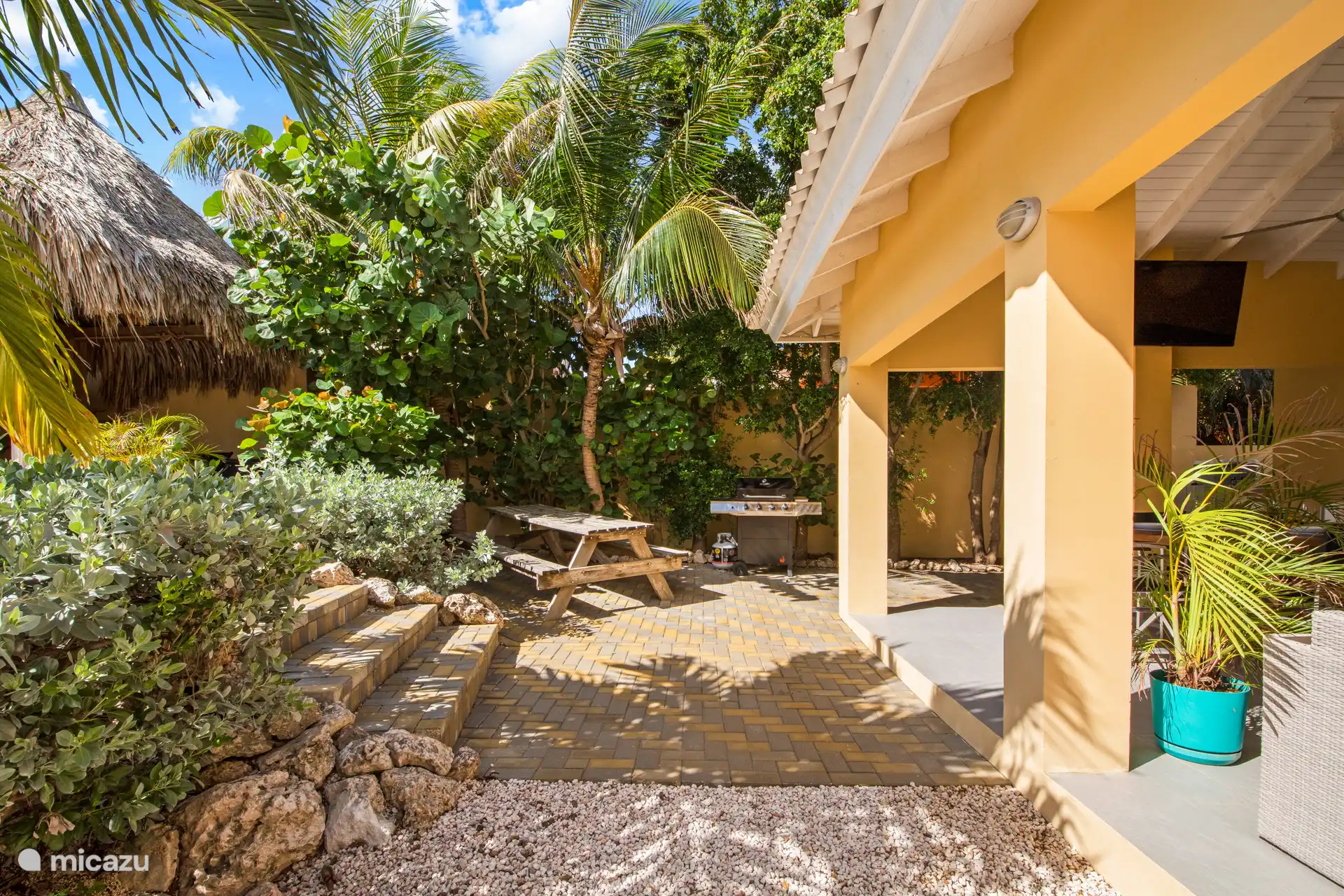 Met BBQ en picknick tafel