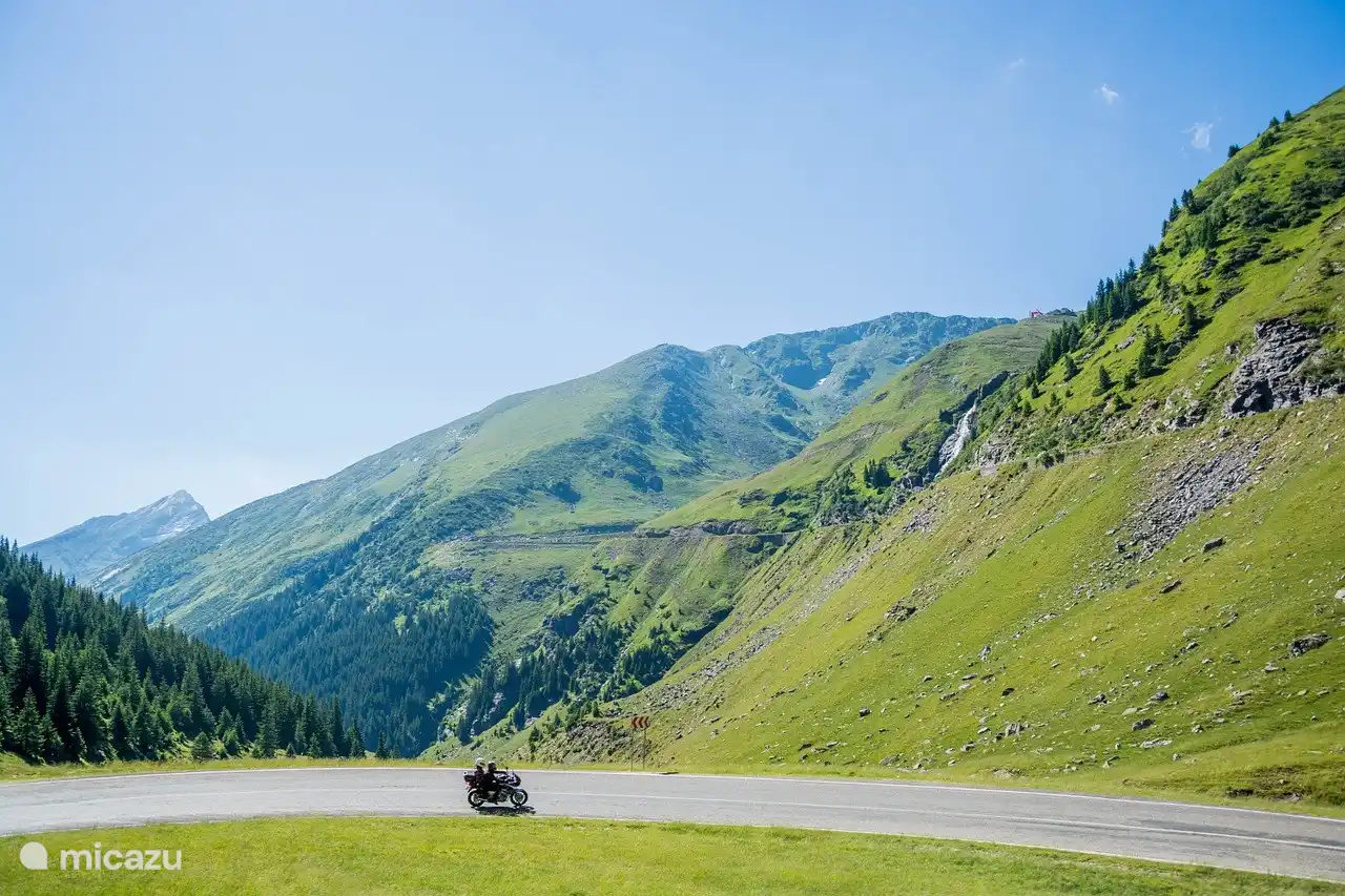 Saint-Vincent-les-Forts es un destino de ensueño para todos los motociclistas. La combinación perfecta de naturaleza, cultura y aventura lo convierte en un lugar al que querrás volver una y otra vez. Ponte el casco, enciende el motor y descubre la incomparable belleza de los Alpes franceses.