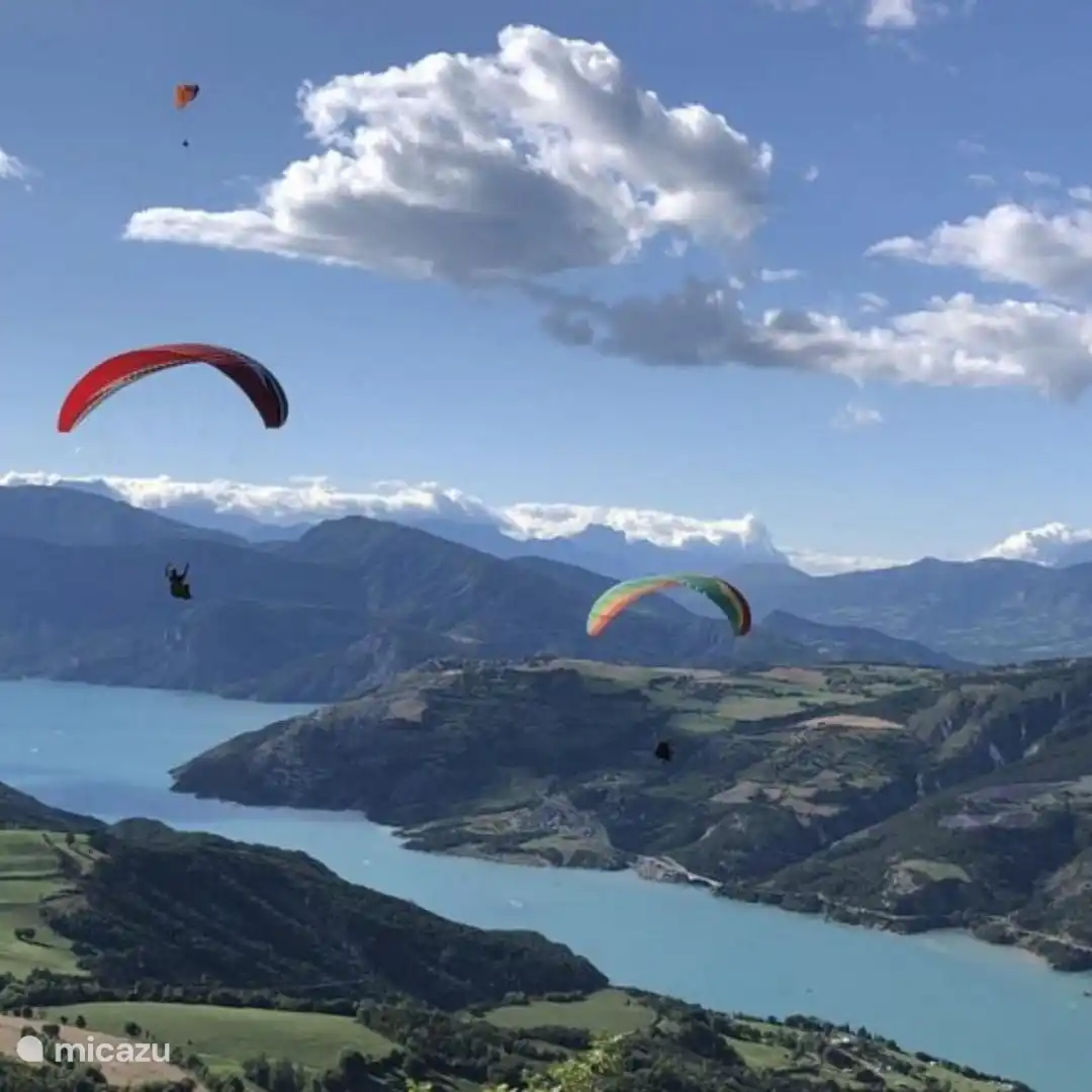Descubre la magia del parapente en Saint Vincent les Forts, un paraíso en los Alpes franceses. Elévate por encima de paisajes impresionantes con vistas al lago de Serre-Ponçon y a las majestuosas montañas. Tanto si eres un principiante como un parapente experimentado.