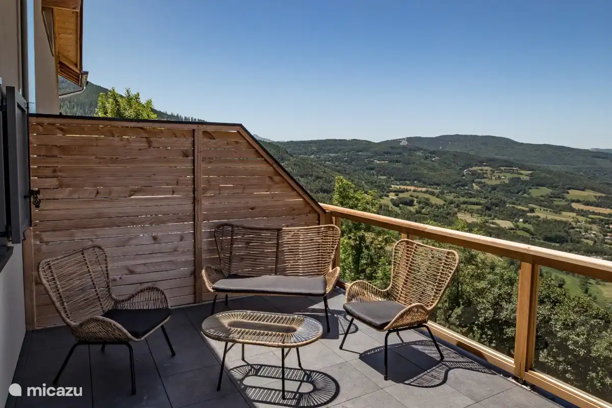 Amplia terraza con acogedores asientos