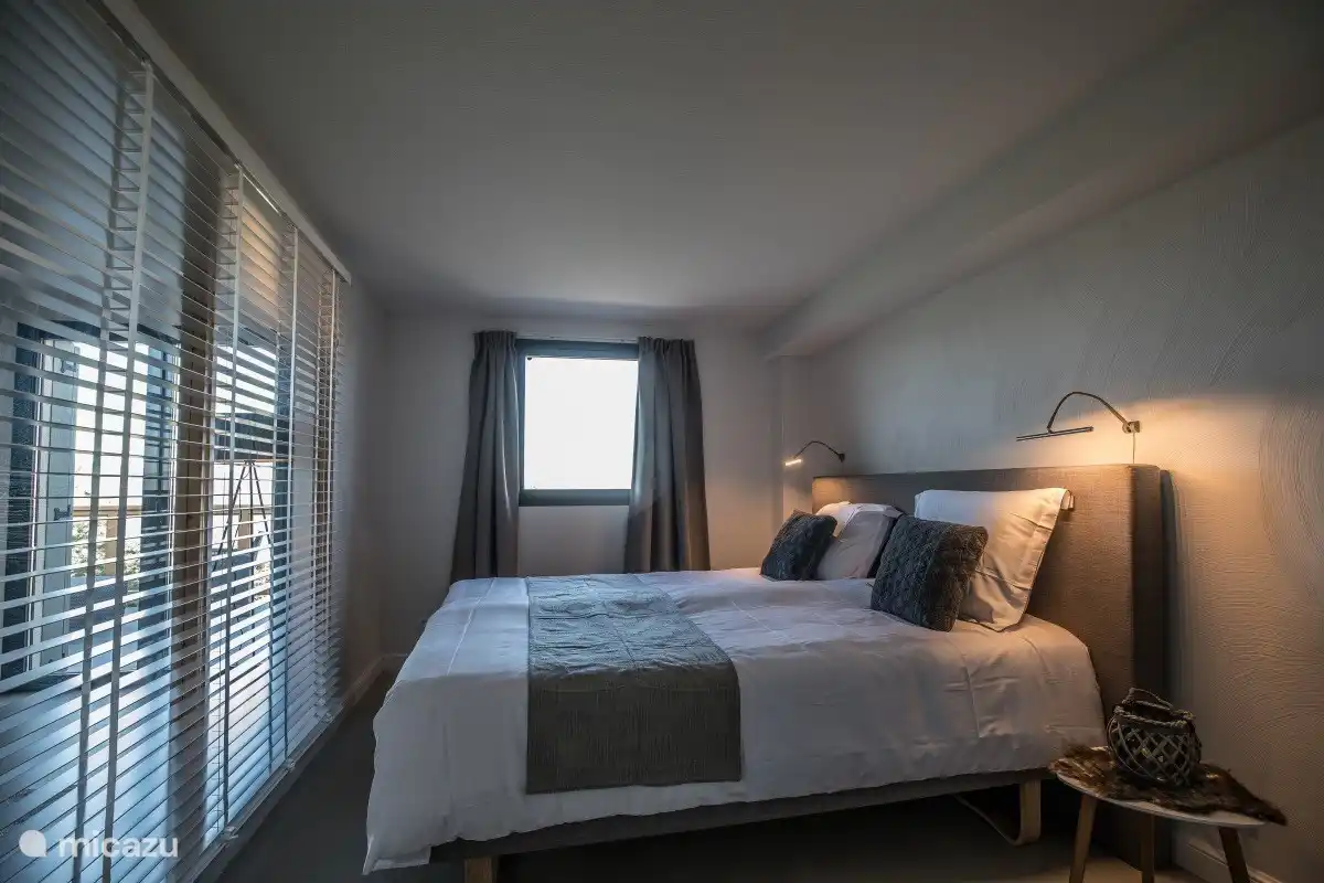 Dormitorio con cómoda cama con somier