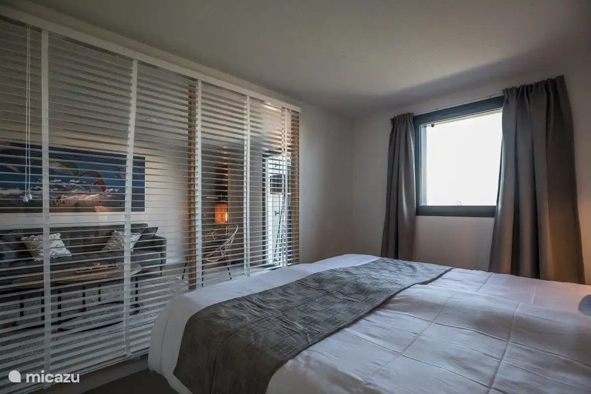 Dormitorio con cómoda cama con somier