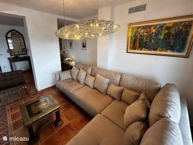 Paraíso del Mar | Espagne, Costa Tropical, La Herradura - appartement Une partie du salon avec un canapé spacieux et un éclairage design éclairé par Brand van Egmond.