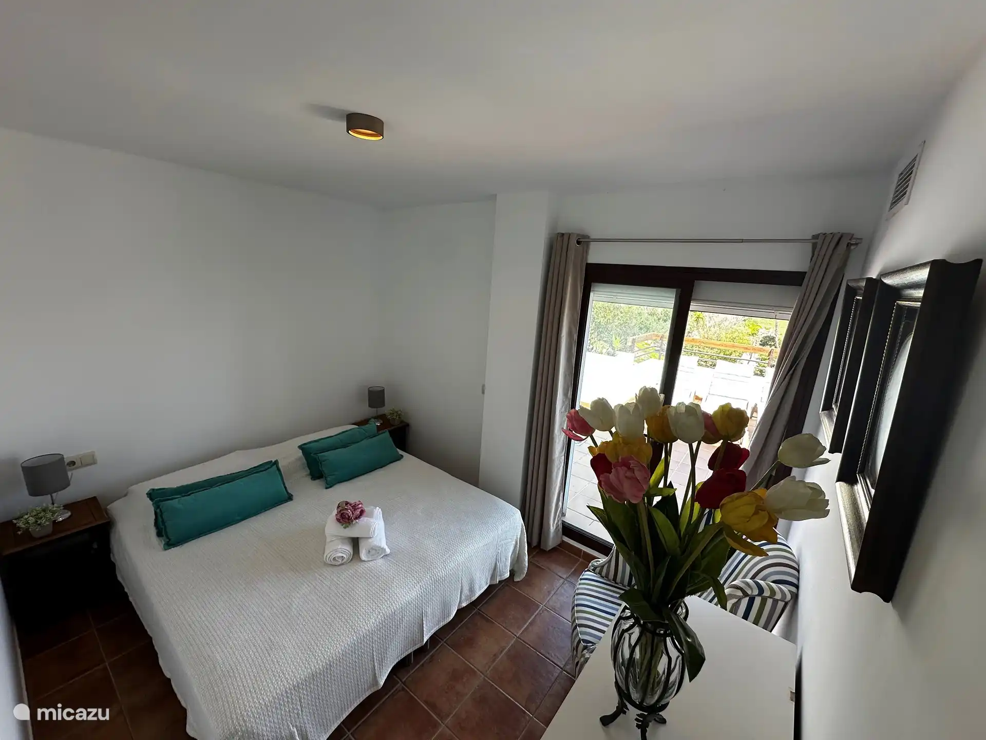 This is bedroom 2 with direct access to the terrace, with two single beds of 2.00 meters long. All beds in Casa P. are of that length.