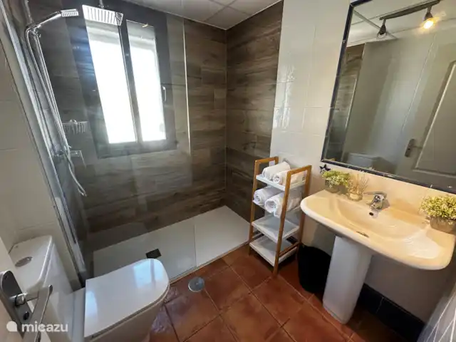 Paraíso del Mar | Espagne, Costa Tropical, La Herradura - appartement Il s’agit de la deuxième salle de bain, également équipée d’une douche à l’italienne.