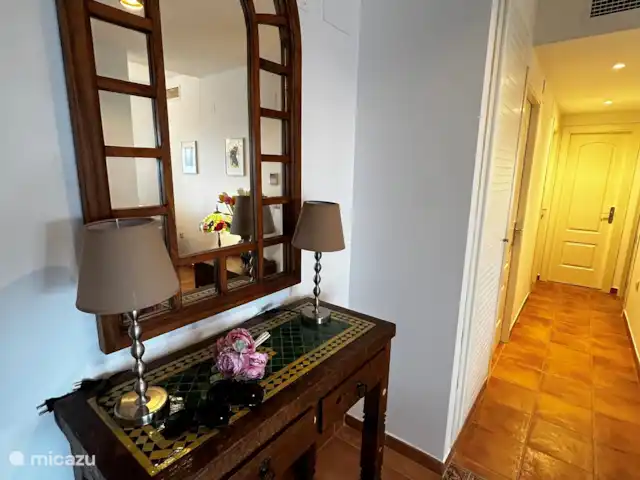 Paraíso del Mar | Espagne, Costa Tropical, La Herradura - appartement Une partie du salon et du couloir menant aux trois chambres. À gauche se trouve un grand placard intérieur.