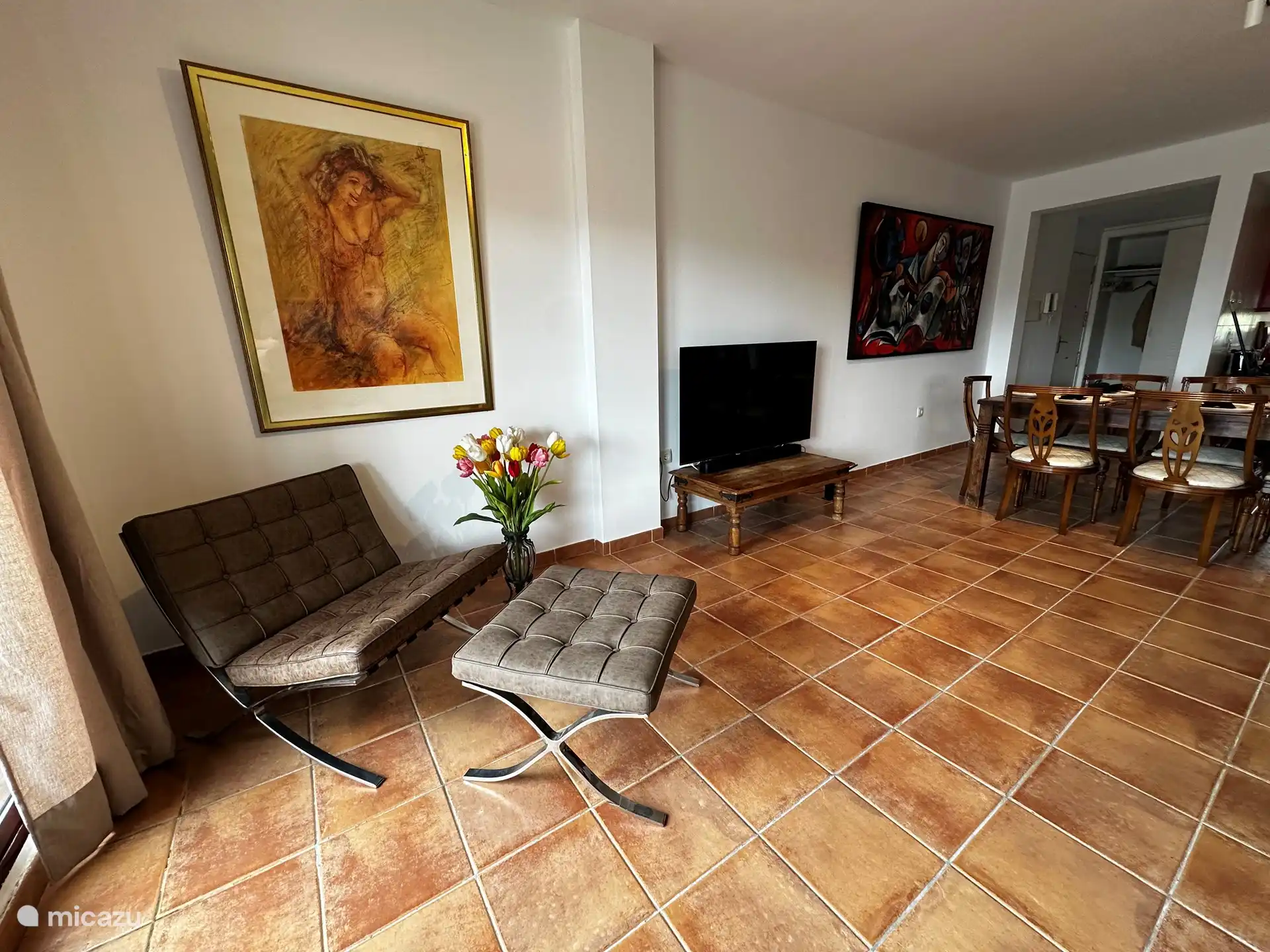 Part of the salon including a dining table for 6 people.