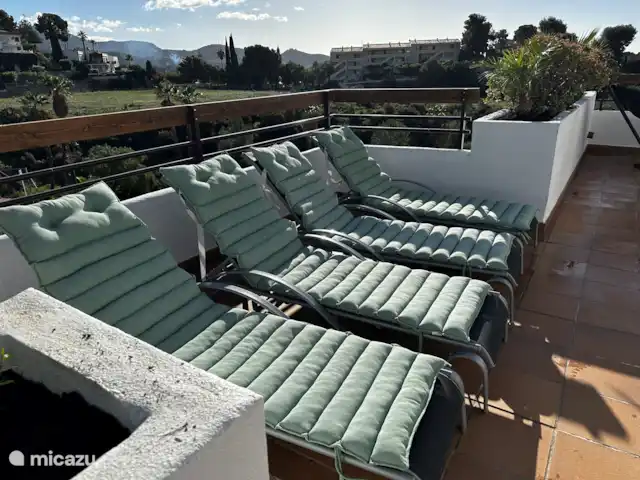 Paraíso del Mar | Espagne, Costa Tropical, La Herradura - appartement Les chaises longues sur la terrasse de Casa P.