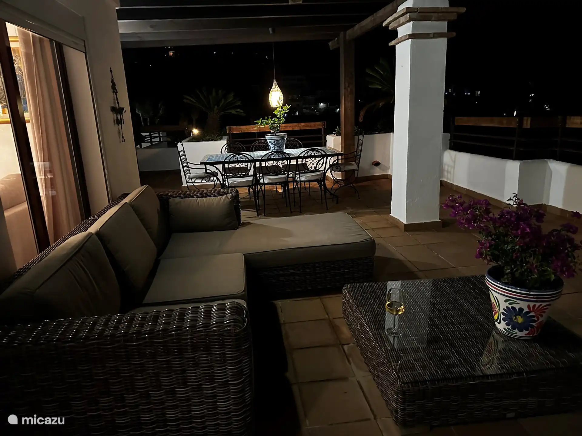 The terrace in the evening: atmospheric and sea view, but far away from the hustle and bustle.