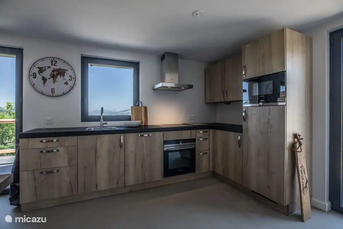 Offene Küche mit modernen Geräten