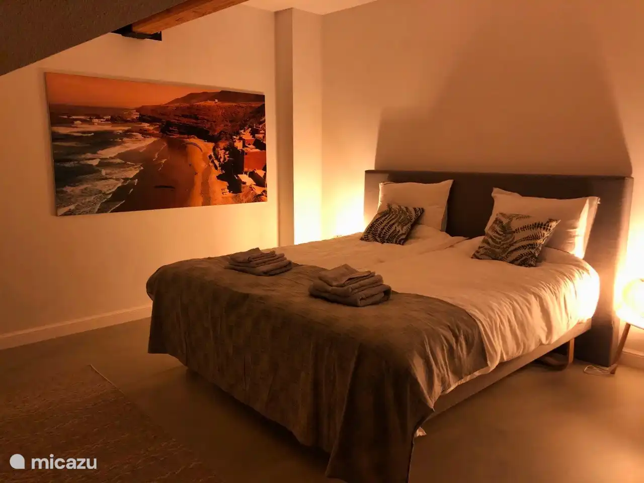 Attraktives Schlafzimmer mit komfortablem Boxspringbett