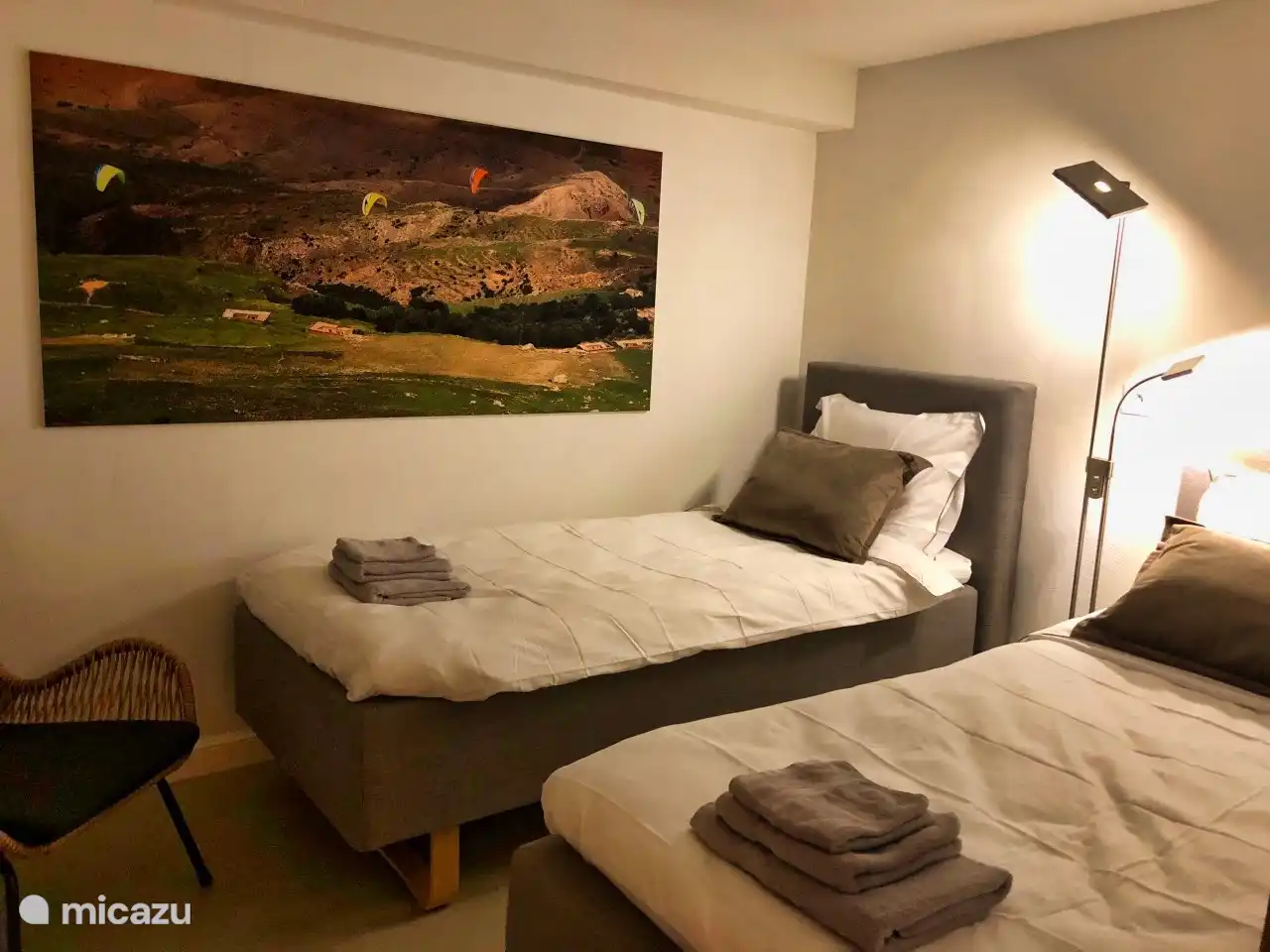 Attraktives Schlafzimmer mit komfortablem Boxspringbett