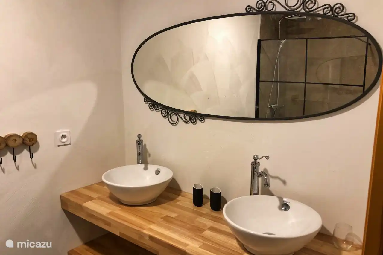 Badezimmer mit Doppelwaschbecken