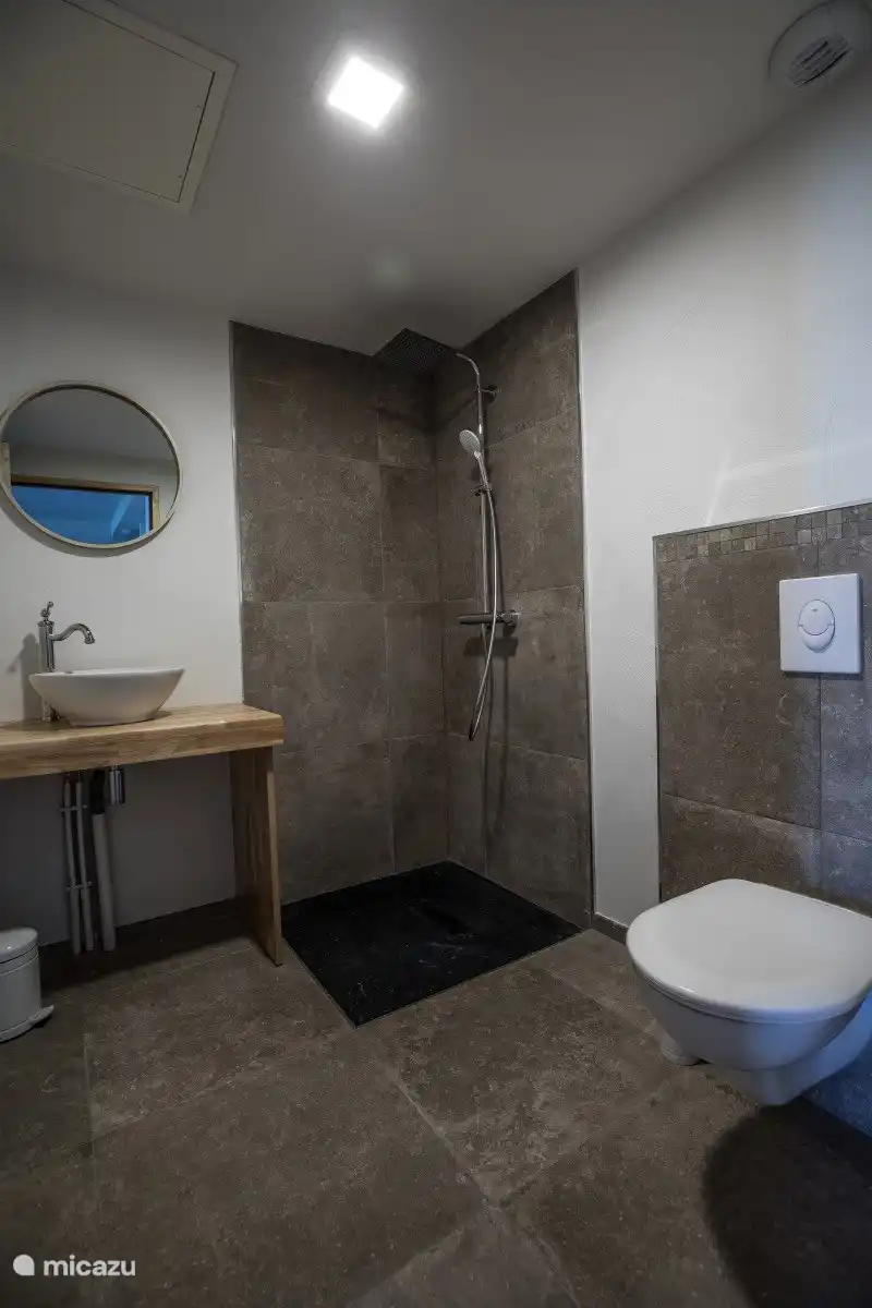 Gepflegtes Badezimmer mit Dusche und WC