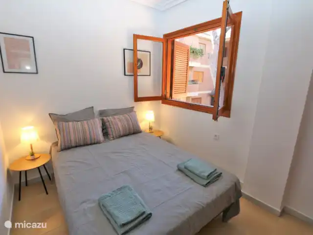 Apartamento en primera línea de playa en España, Murcia, San Pedro del Pinatar - apartamento Dormitorio con cama doble