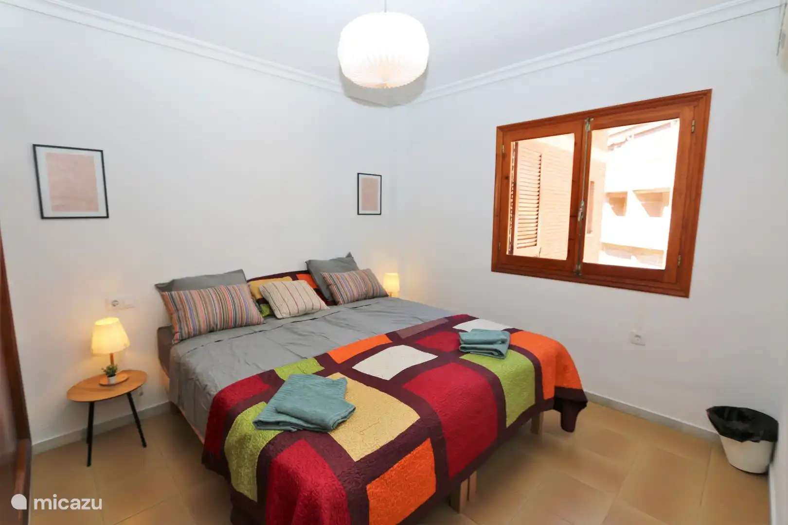 Schlafzimmer mit Doppelbett