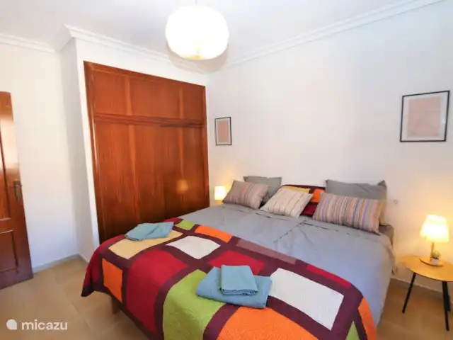 Apartamento en primera línea de playa en España, Murcia, San Pedro del Pinatar - apartamento Dormitorio con cama doble