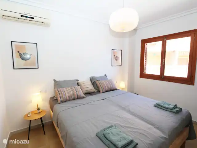 Apartamento en primera línea de playa en España, Murcia, San Pedro del Pinatar - apartamento Dormitorio con cama doble