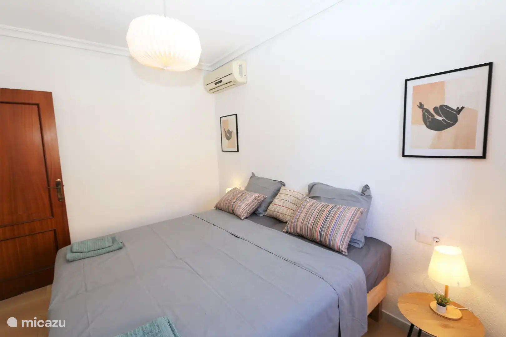 Schlafzimmer mit Doppelbett