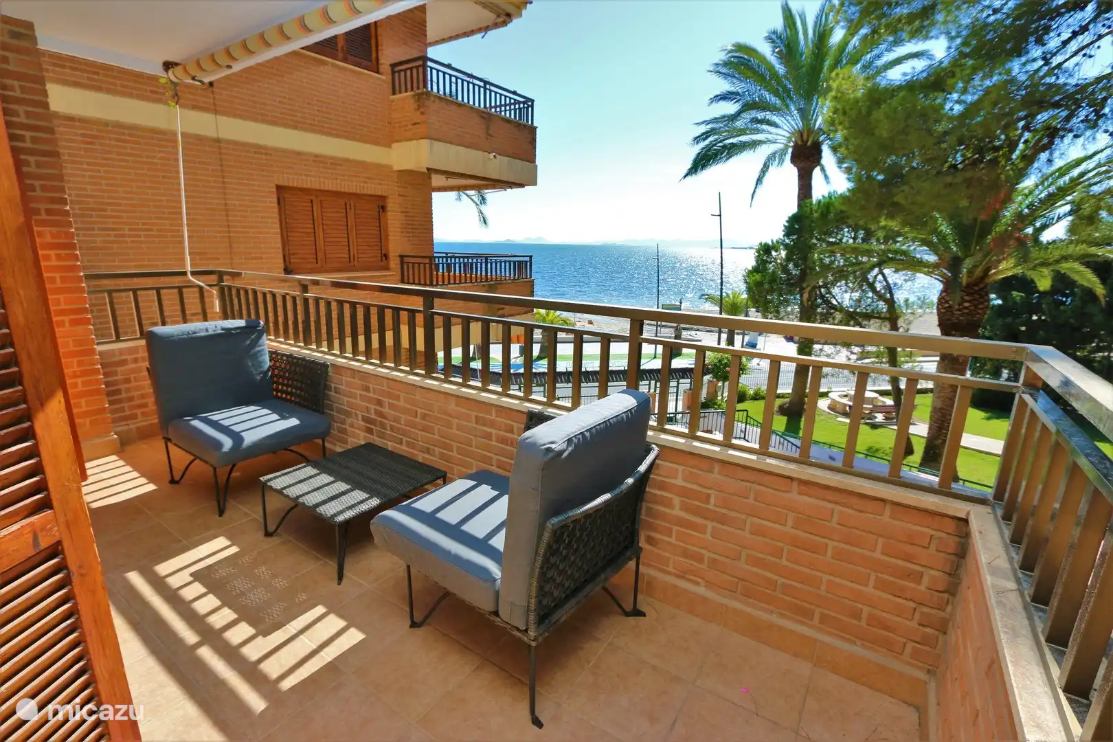 Balkon mit Sitzgelegenheit