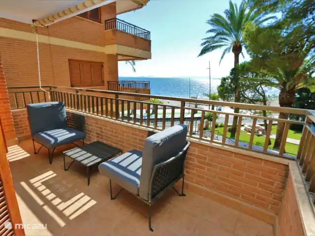 Apartamento en primera línea de playa en España, Murcia, San Pedro del Pinatar - apartamento Balcón con asientos