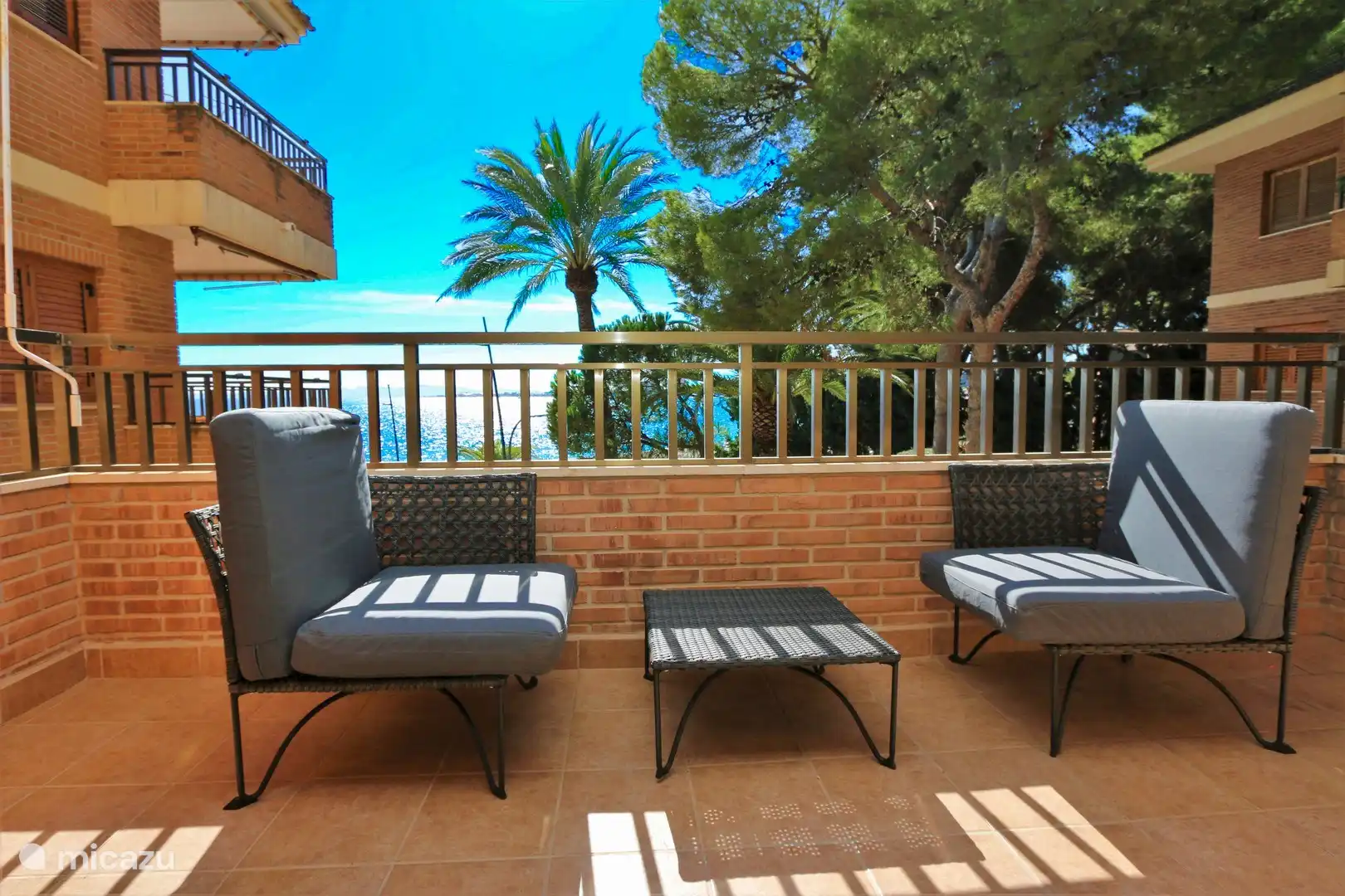 Balkon mit Sitzgelegenheit