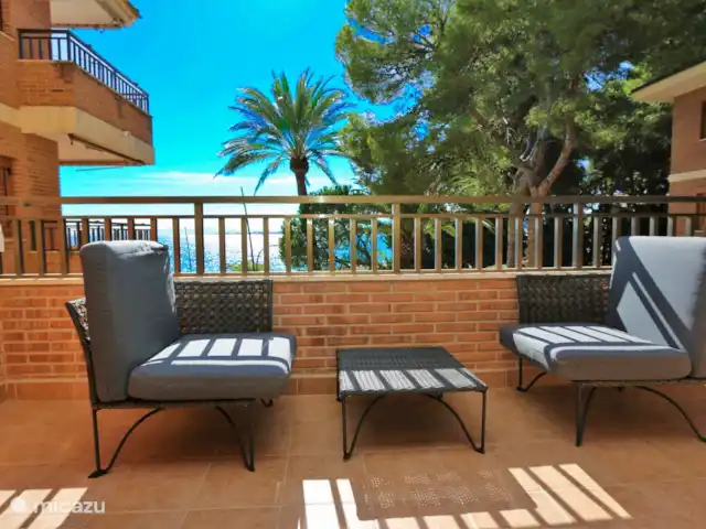 Apartamento en primera línea de playa en España, Murcia, San Pedro del Pinatar - apartamento Balcón con asientos