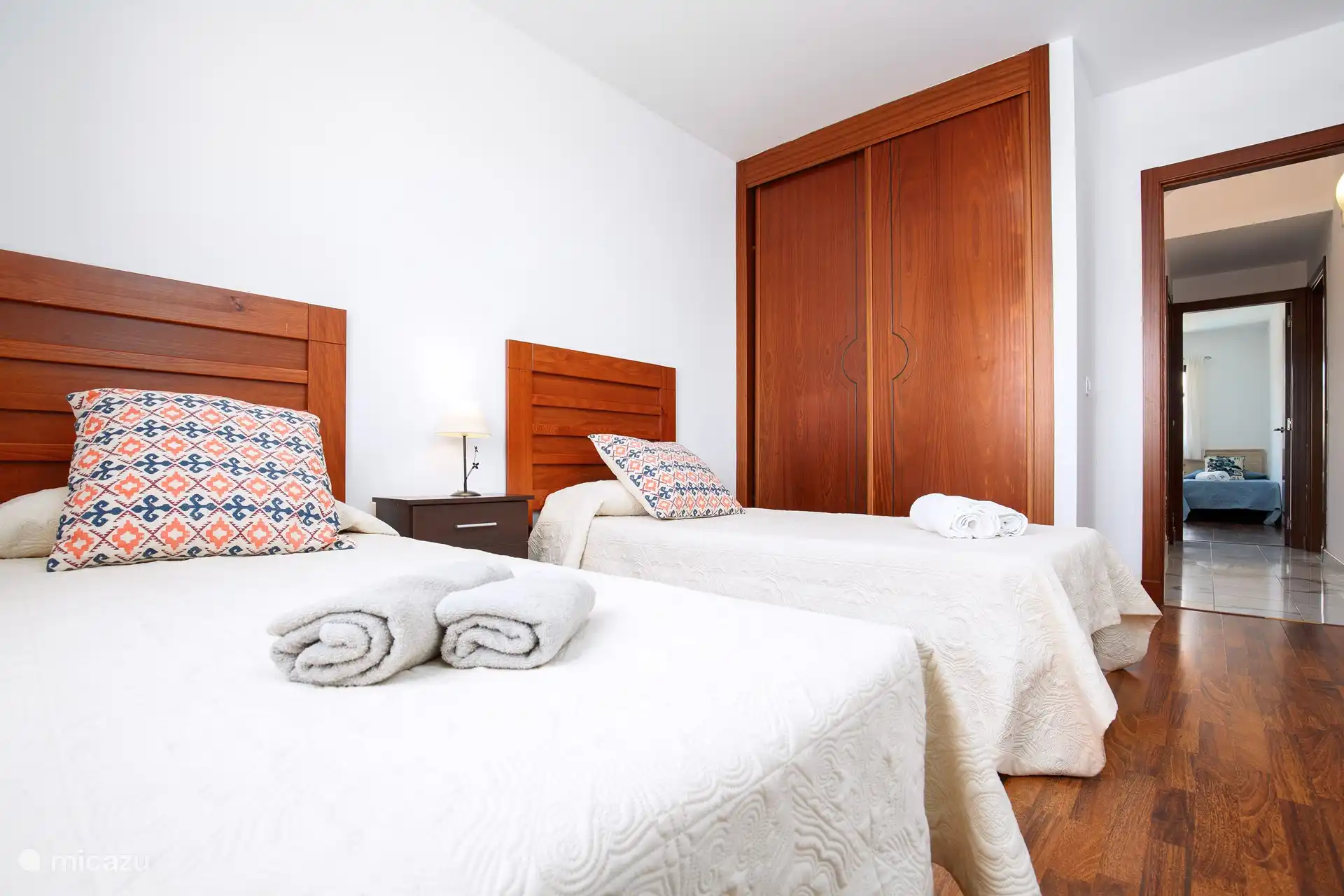 Zimmer mit 2 90 cm Betten und Einbauschrank