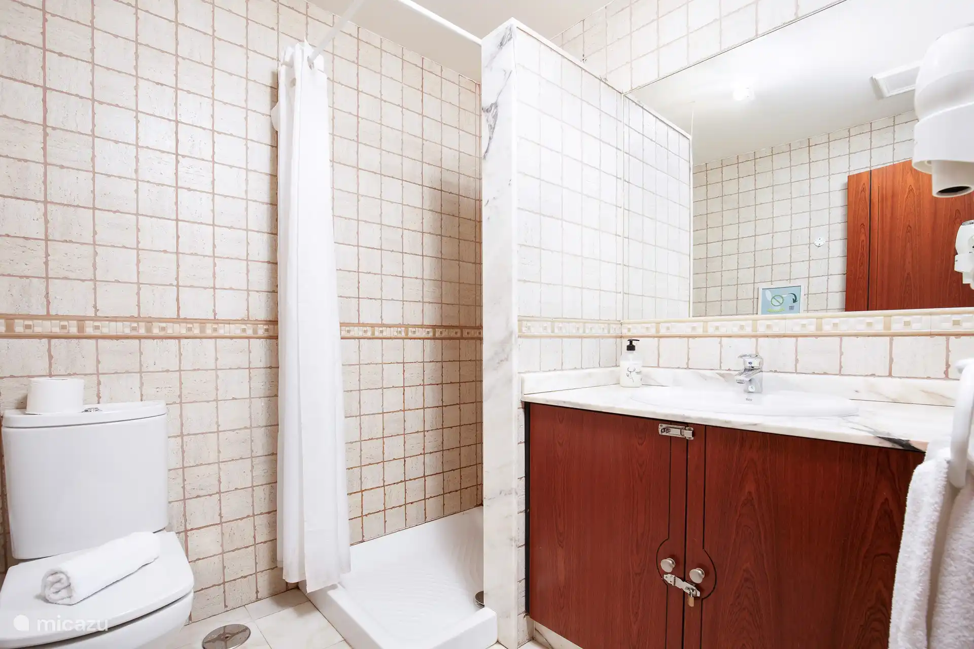 Badezimmer mit Dusche