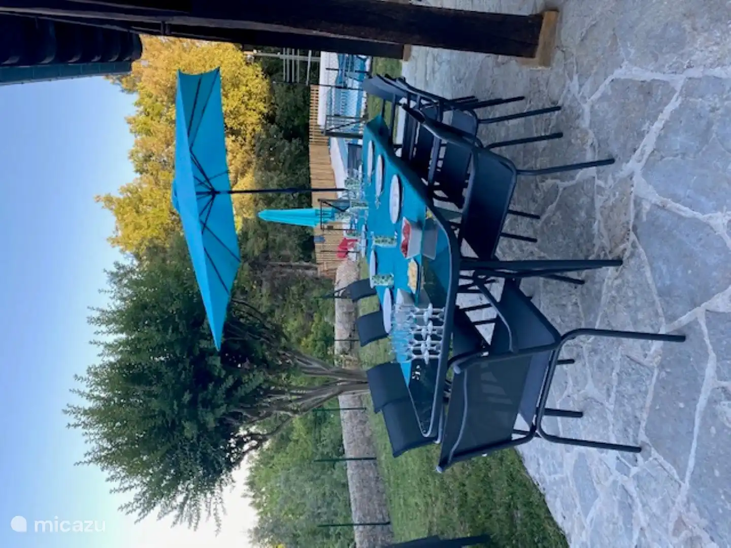 Der große Esstisch auf der Terrasse