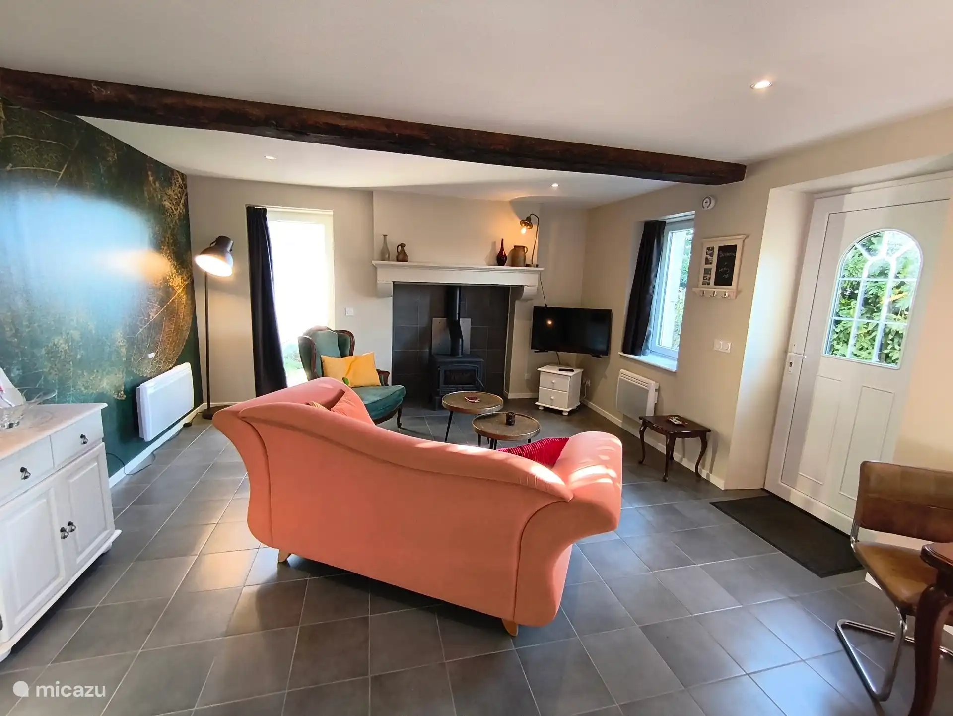 Wohnzimmer mit Haustür und Zugang zur Terrasse