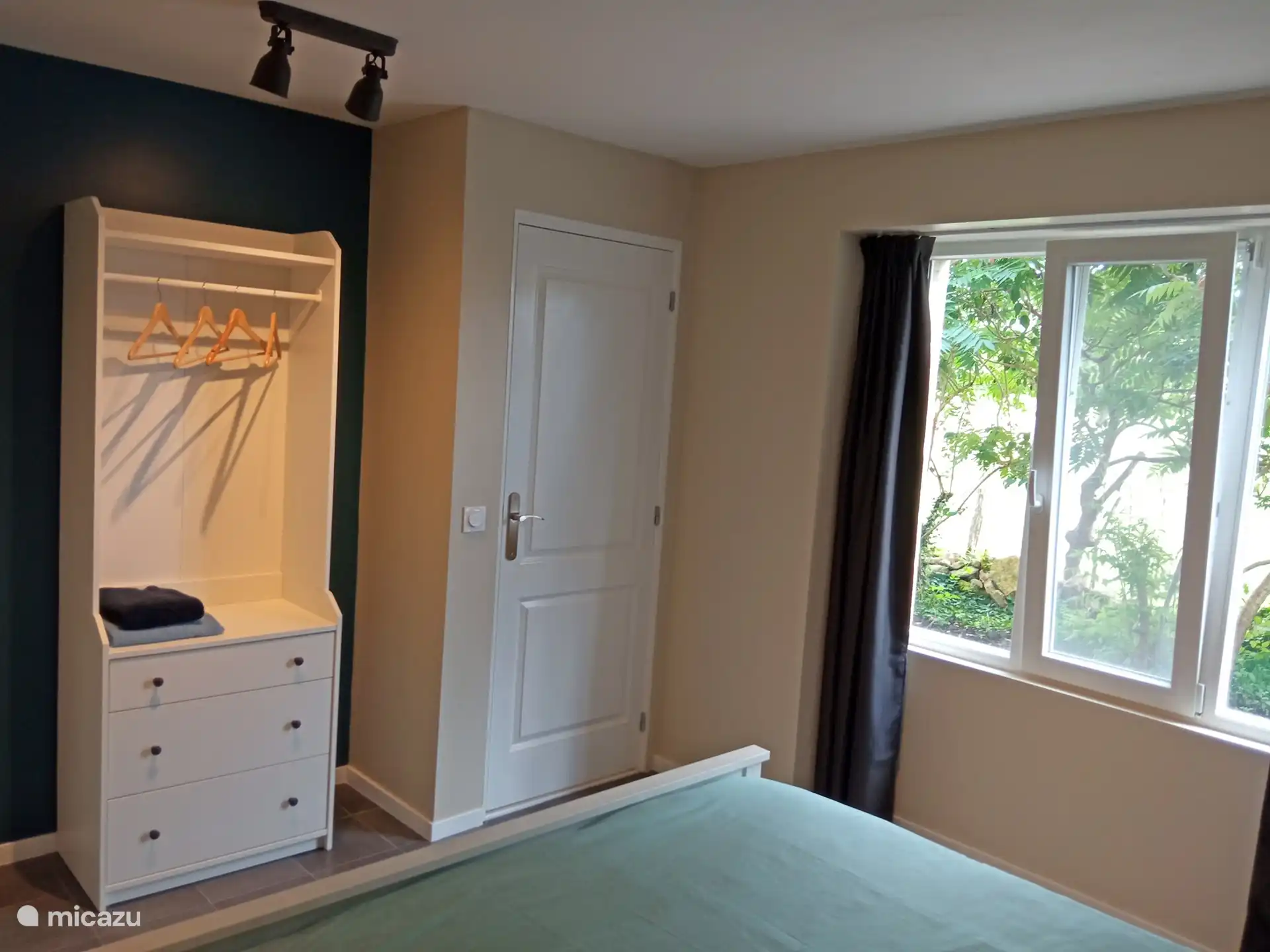 Schlafzimmer mit Stauraum, viel Licht und Verdunkelungsvorhängen.