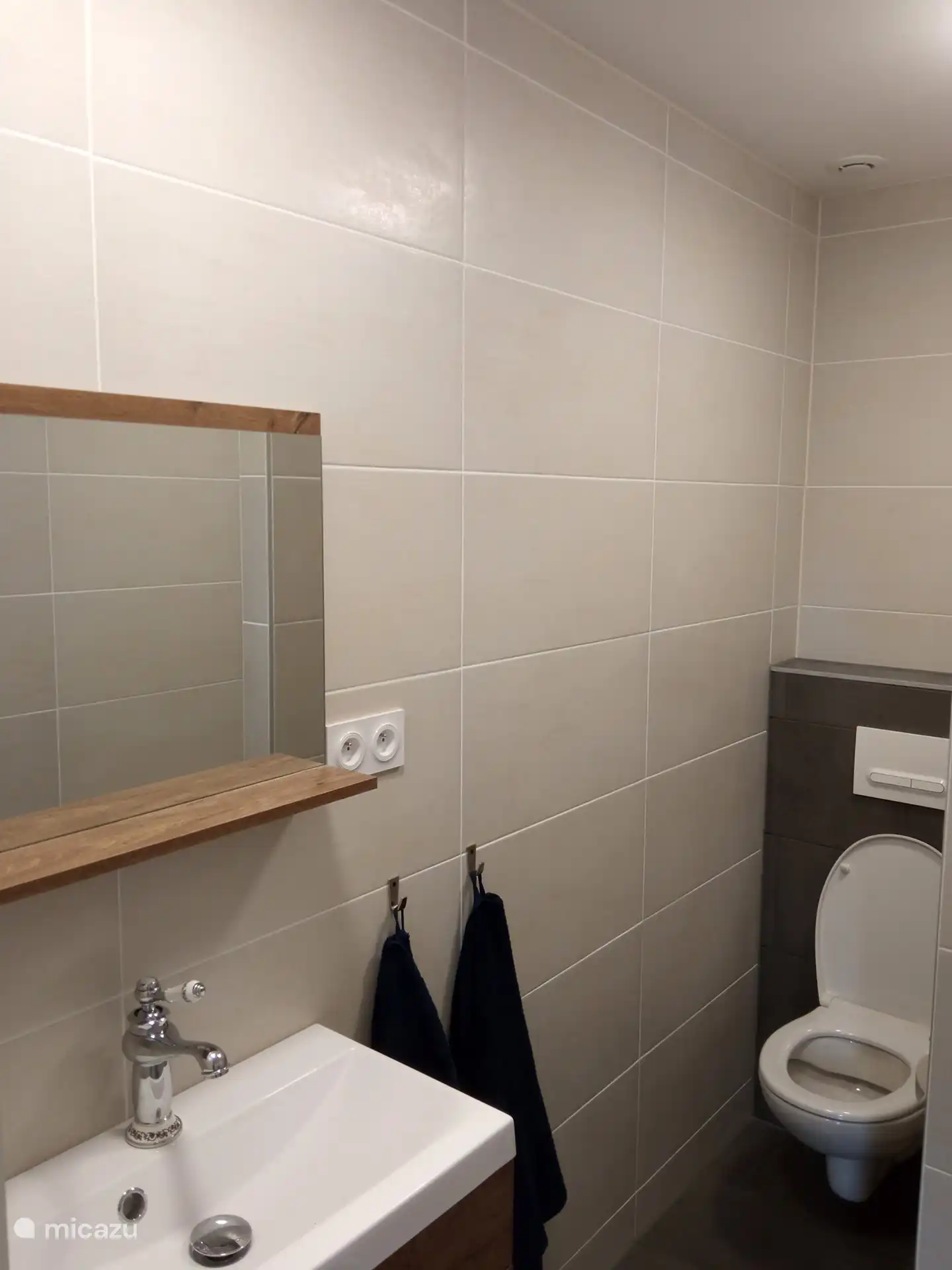 Toilette und Waschbecken im Badezimmer