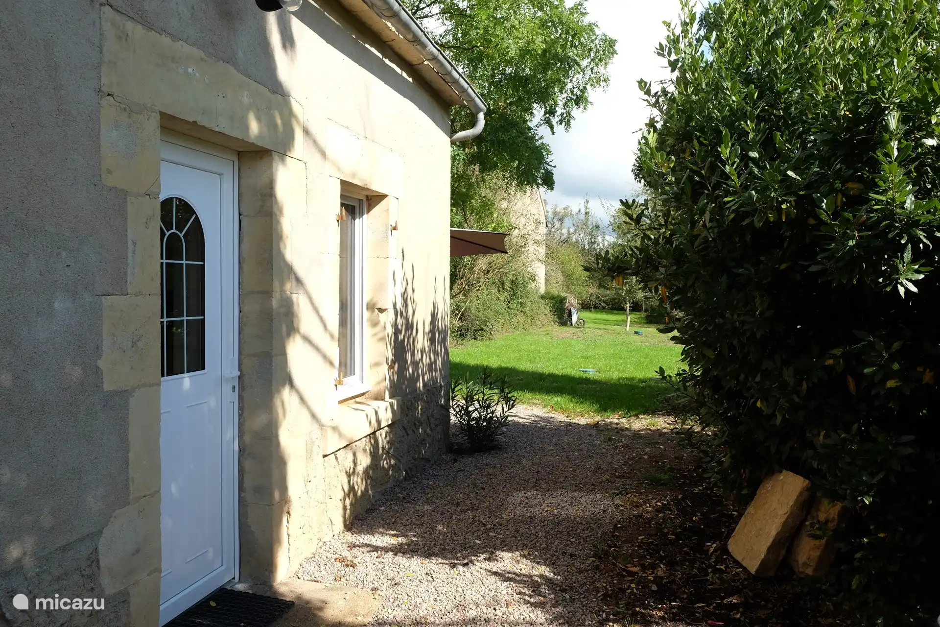 Die Haustür mit Blick auf den großzügigen Garten (900m2)