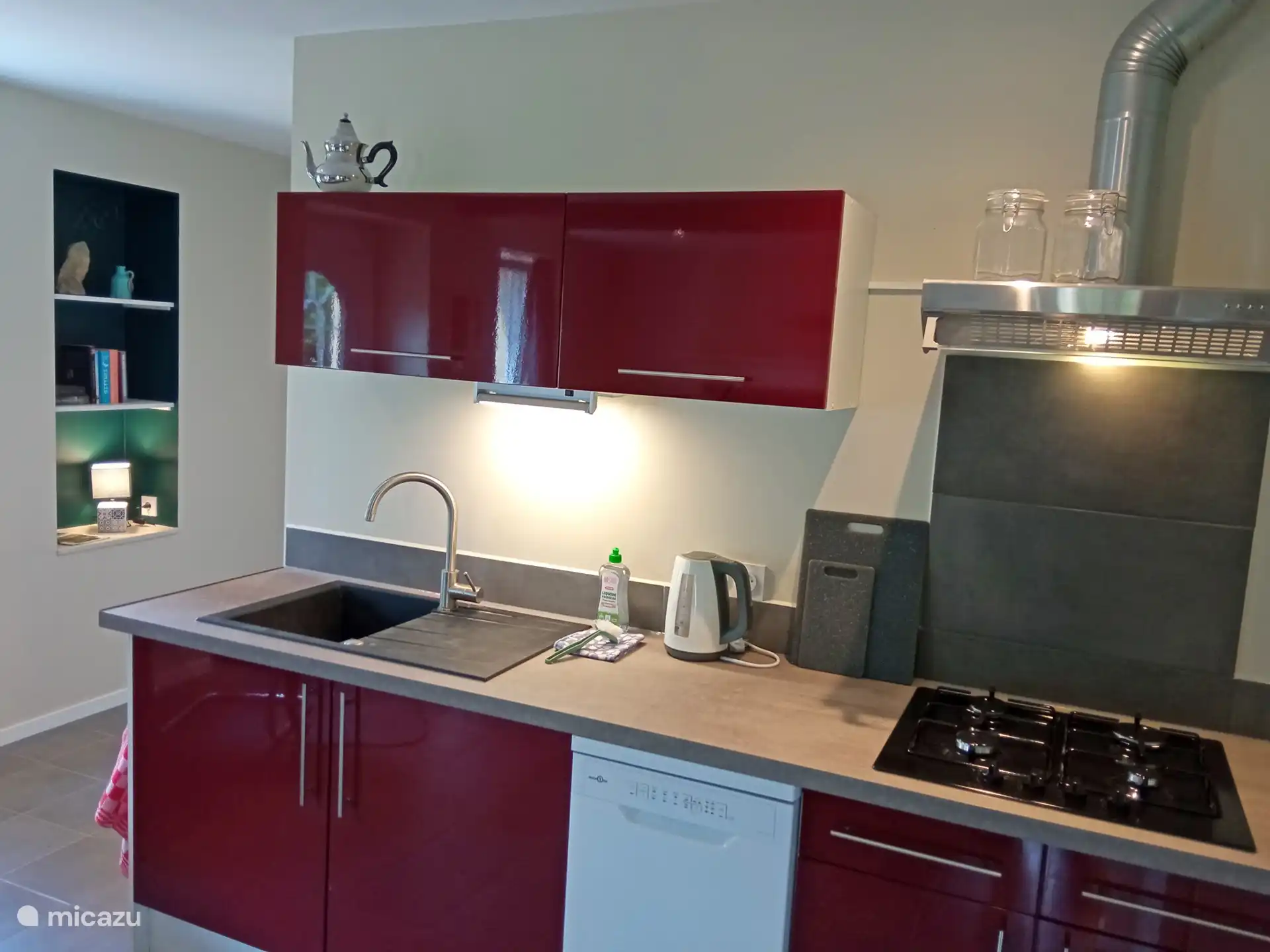 Die ordentliche Küche mit Kombi-Mikrowelle, Kühlschrank-Gefrierfach und Geschirrspüler