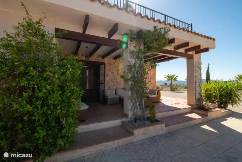 Das Haus von der Poolterrasse aus gesehen