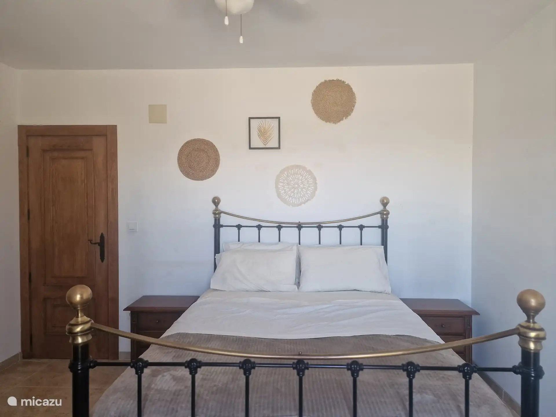 Schlafzimmer auf der Rückseite des Hauses, wo Sie von Ihrem Bett aus einen schönen Blick über das Tal haben.