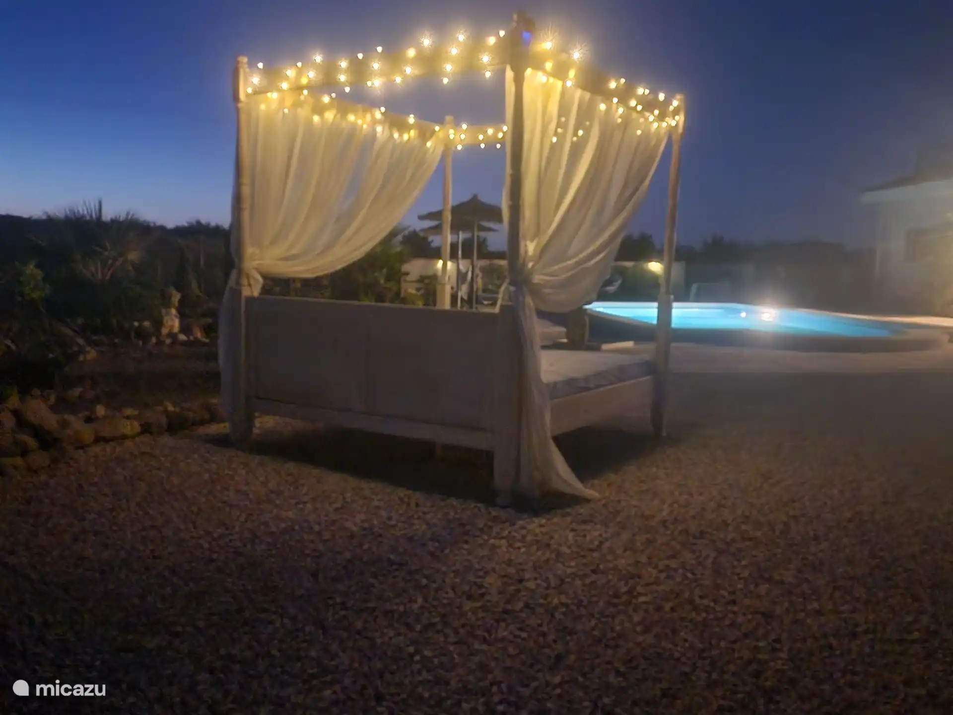 Das Himmelbett, in dem Sie tagsüber im Schatten liegen und abends die schönen Nächte genießen können